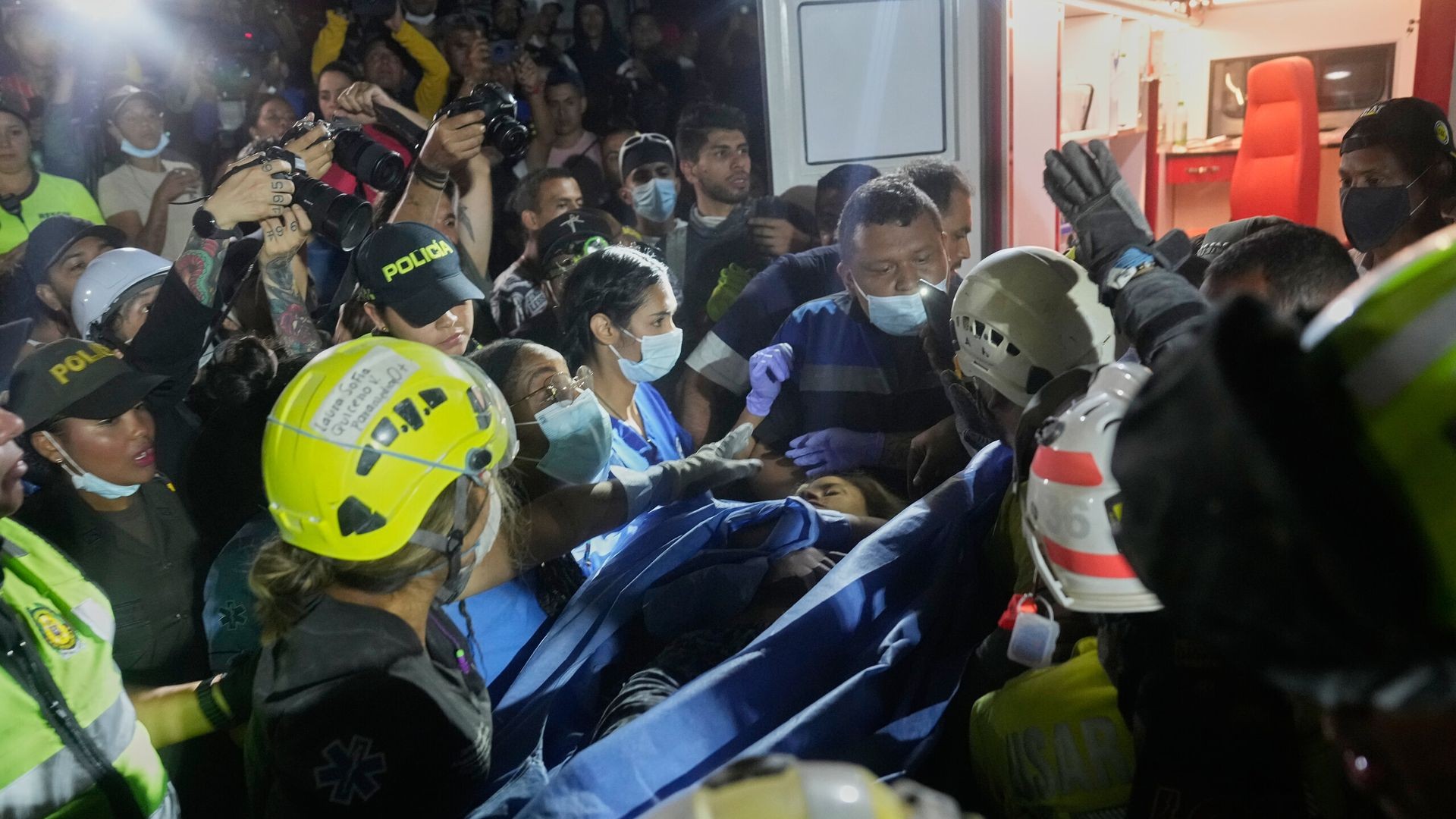 Kolumbija gori pod ruševinama: Majka pronašla kćer živu nakon 24 sata pakla